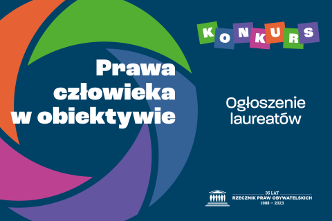 Plansza z tekstem "Konkurs - Prawa człowieka w obiektywie - Ogłoszenie laureatów" i ilustracją przedstawiającą stylizowaną przysłonę obiektywu