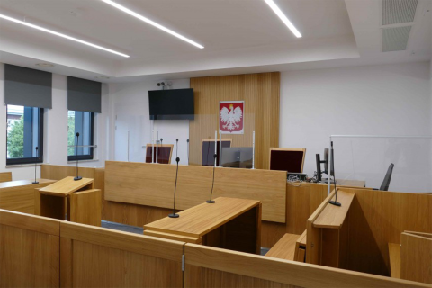 Sala rozpraw zabudowana drewnianymi ławami dla obserwatorów i uczestników postępowania oraz mównicą na środku sali. W szczycie sali znajduje się prezydium z miejscem dla trzech osób, za którym jest godło Polski
