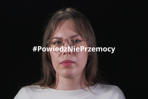 Kadr przedstawiający bohaterkę nagrania z naniesionym hasłem "Powiedz Nie Przemocy"