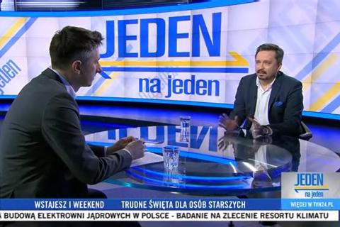 Zrzut ekranu programu telewizyjnego przedstawiający RPO Marcina Wiącka siedzącego w studiu