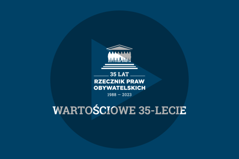 Plansza z napisem: 35 lat Rzecznik Praw Obywatelskich - 1988-2023 - Wartościowe 35-lecie - z naniesionym symbolem odtwarzania wideo - trójkątem w kole