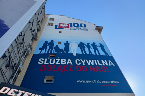 mural z sylwetkami ludzi i napisem służba cywilna  