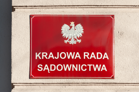 tablica z napisem Krajowa Rada Sądownictwa