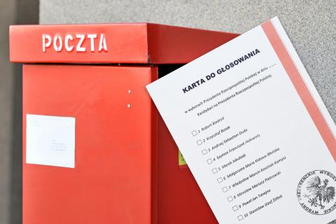 Karta wyborcza i czerwona skrzynka na listy