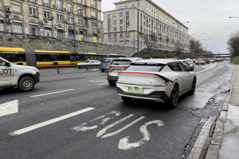 samochód osobowy na buspasie szerokiej jezdni w mieście