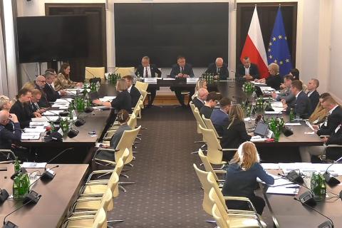 Klatka z transmisji posiedzenia Senatu przedstawiająca jej uczestników obradujących przy stołach konferencyjnych