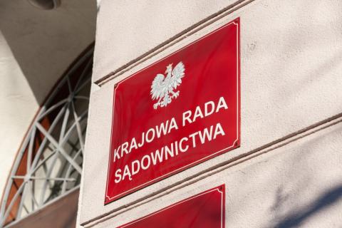 tablica z napisem Krajowa Rada Sądownictwa