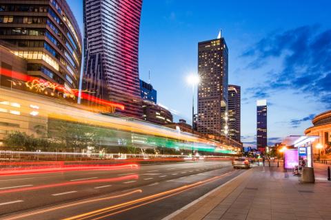 Oświetlona ulica dużego miasta wieczorową porą