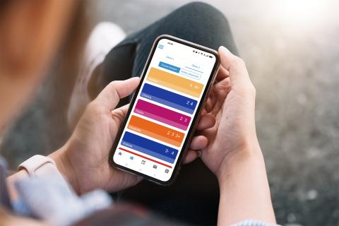 Osoba sprawdza oceny ucznia w aplikacji telefonicznej