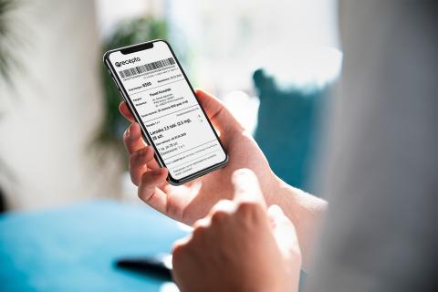 Osoba oglądająca e-receptę na ekranie smartfona