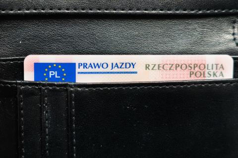 Blankiet prawa jazdy wsunięty w kieszeń portfela