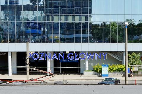 Wejście do dworca kolejowego. Nad wejściem umieszczony jest duży napis "Poznań Główny"