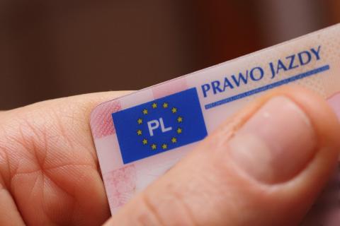 Zbliżenie na kartonik prawa jazdy trzymany w dłoni