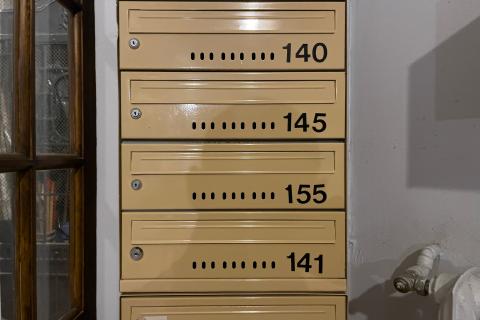 Skrzynka na listy na klatce schodowej budynku wielorodzinnego