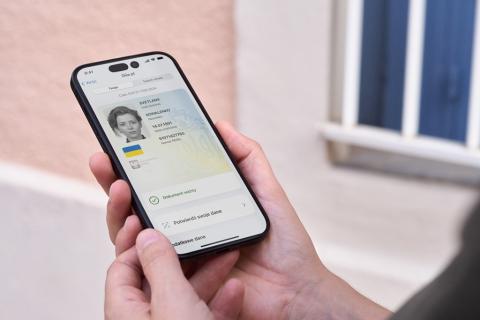 dłonie osoby trzymają telefon komórkowy  