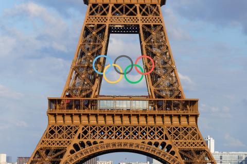 Widok na wieżę Eiffla w Paryżu z widocznymi na niej pięcioma kołami olimpijskimi z okazji igrzysk olimpijskich