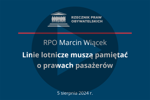 Plansza z tekstem "RPO Marcin Wiącek - Linie lotnicze muszą pamiętać o prawach pasażerów - 5 sierpnia 2024 r." i naniesionym symbolem odtwarzania - trójkątem w kole