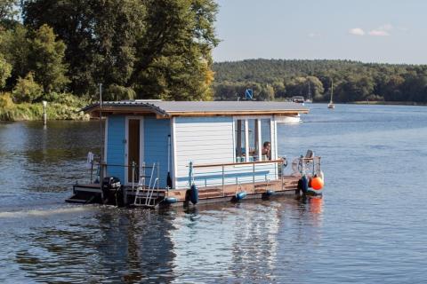 pływający domek na jeziorze