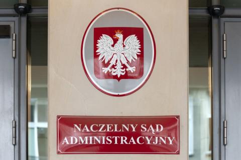 godło państwa polskiego a pod nim tablica z napisem  naczelny sąd administracyjny