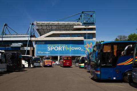 Parking przed Stadionem Miejskim w Krakowie, na którym stoją zaparkowane autokary