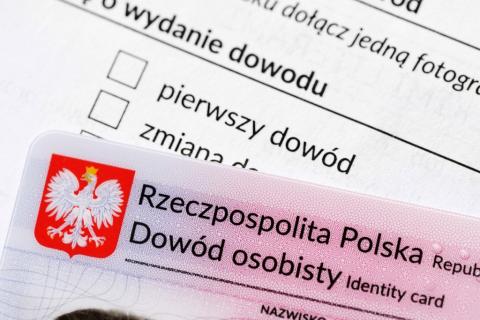 fragment polskiego dowodu osobistego na tle wniosku o jego przyznanie 