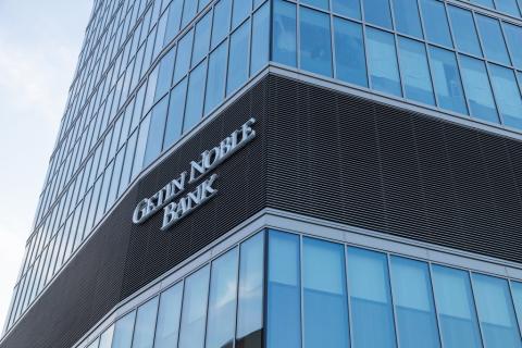 widok części wysokiego budynku biurowego 