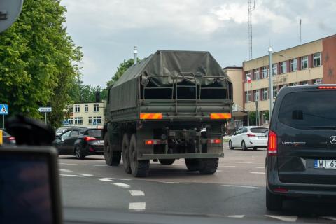 ciężarówka wojskowa widziana z tyłu wśród innych pojazdów w mieście
