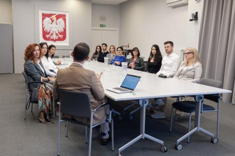 osoby siedzą w sali 