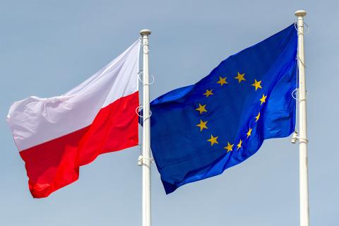 Dwa maszty z flagami Polski i Unii Europejskiej