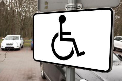 Znak drogowy informujący o miejscu postojowym przeznaczonym dla osoby z niepełnosprawnością