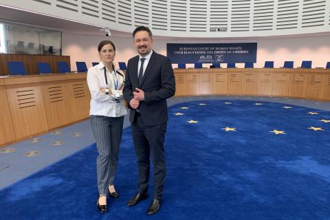 Dwie osoby stoją obok siebie i pozują do zdjęcia na stojąco