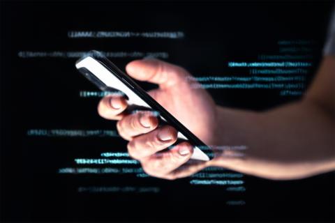 Dłoń obsługująca smartfona