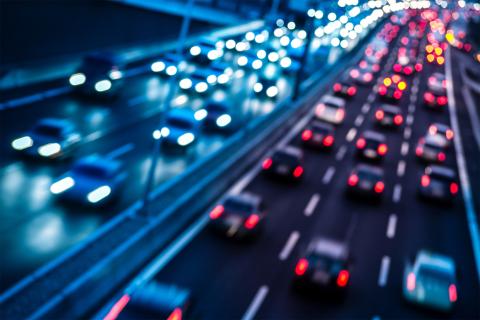 Zatłoczona droga o trzech pasach ruchu w każdą stronę