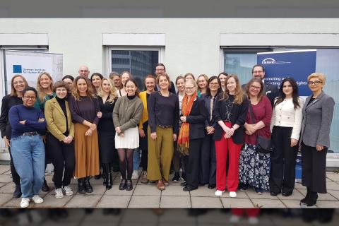 Kilkadziesiąt osób pozuje na stojąco do wspólnego zdjęcia