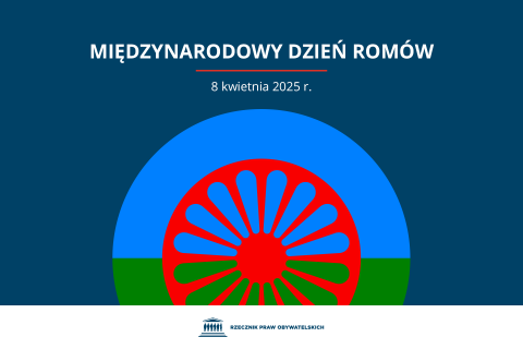 Plansza z tekstem "Międzynarodowy Dzień Romów - 8 kwietnia 2025 r." i ilustracją przedstawiającą flagę Romów - czerwone koło wozu na niebieskim i zielonym tle