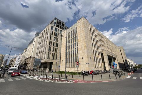 duży budynek w mieście na skrzyżowaniu ulic 