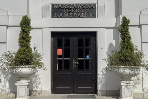 wejście do budynku z tablicą o treści warszawska opera kameralna 