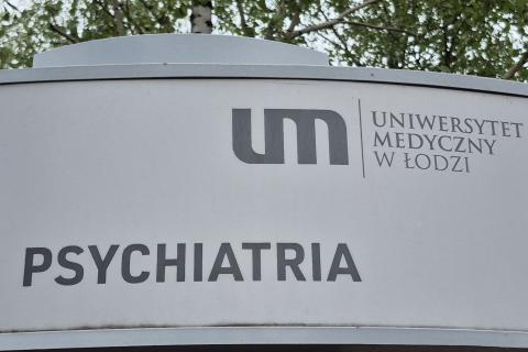 tablica z napisem psychiatria Uniwersytetu Medycznego w Łodzi