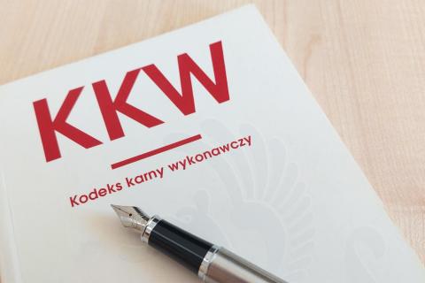 wieczne pióro leży na wydawnictwie o tytule KKW