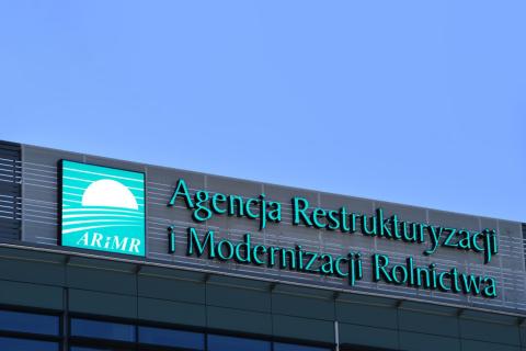 budynek z napisem Agencja Restrukturyzacji i Modernizacji Rolnictwa 