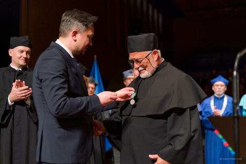 Rzecznik przypina odznakę profesorowi