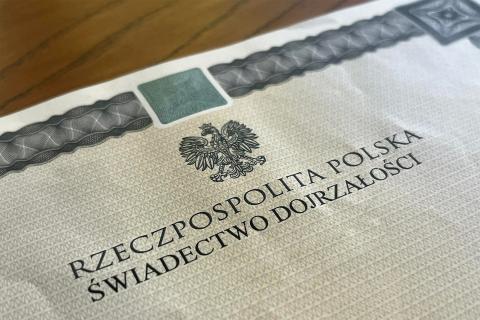 Wydrukowane świadectwo dojrzałości z widocznym orłem w koronie.