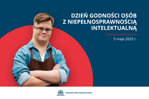 Plansza z tekstem "Dzień Godności Osób z Niepełnosprawnością Intelektualną - 5 maja 2025 r." i ilustracją przedstawiającą uśmiechniętego mężczyznę w fartuchu pozującego do zdjęcia