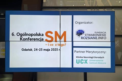 Duży ekran z wyświetlona nazwą wydarzenia "6. Ogólnopolska Konferencja - SM - i co z tego?"" 