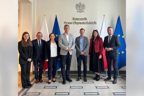 osoby pozują do zdjęcia na stojąco 