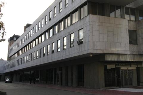 kilkupiętrowy długi budynek widziany z boku 