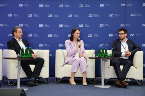 Trzy osoby siedzą na fotelach, wśród nich Monika Wiszyńska-Rakowska, która wypowiada się do mikrofonu