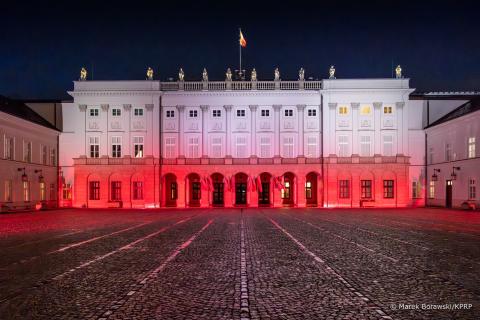 pałac oświetlony kolorami białym i czerwonym 