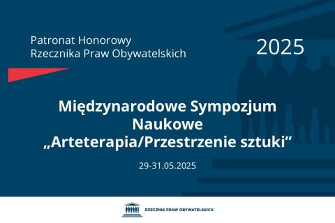 Plansza: na granatowym tle biały napis o treści: Patronat Honorowy Rzecznika Praw Obywatelskich 2025 Międzynarodowe Sympozjum Naukowe „Arteterapia/Przestrzenie sztuki”, na dole data 29-31.05.2025, poniżej na białym pasku granatowy logotyp Biura RPO
