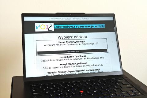 Komputer z otwartą strona internetową przeznaczoną do rejestracji wizyt w jednostkach urzędu miejskiego w Łodzi
